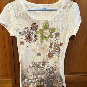 Maurice’s White floral t-shirt. Size small.